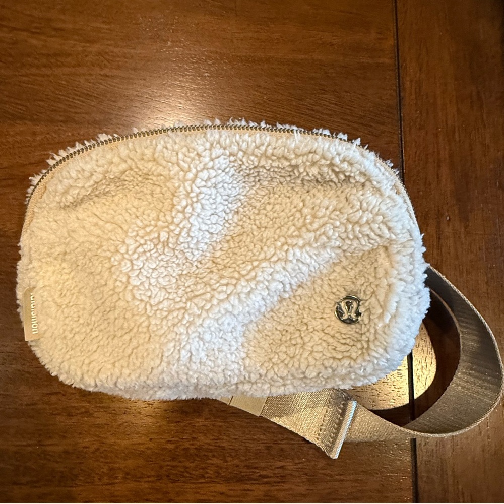 Lulu Fleece Belt Bag Cream GUC